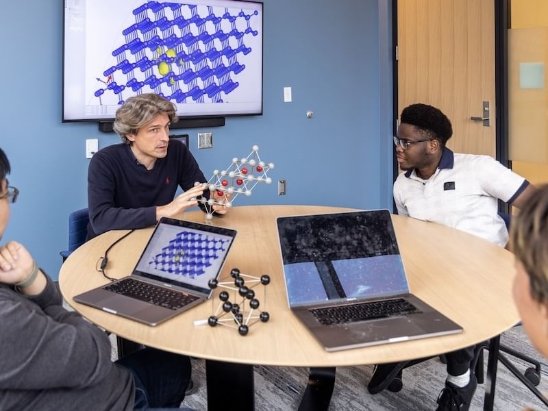 Dartmouth Engineering faculty collaborate closely with PhD students in the classroom and beyond.