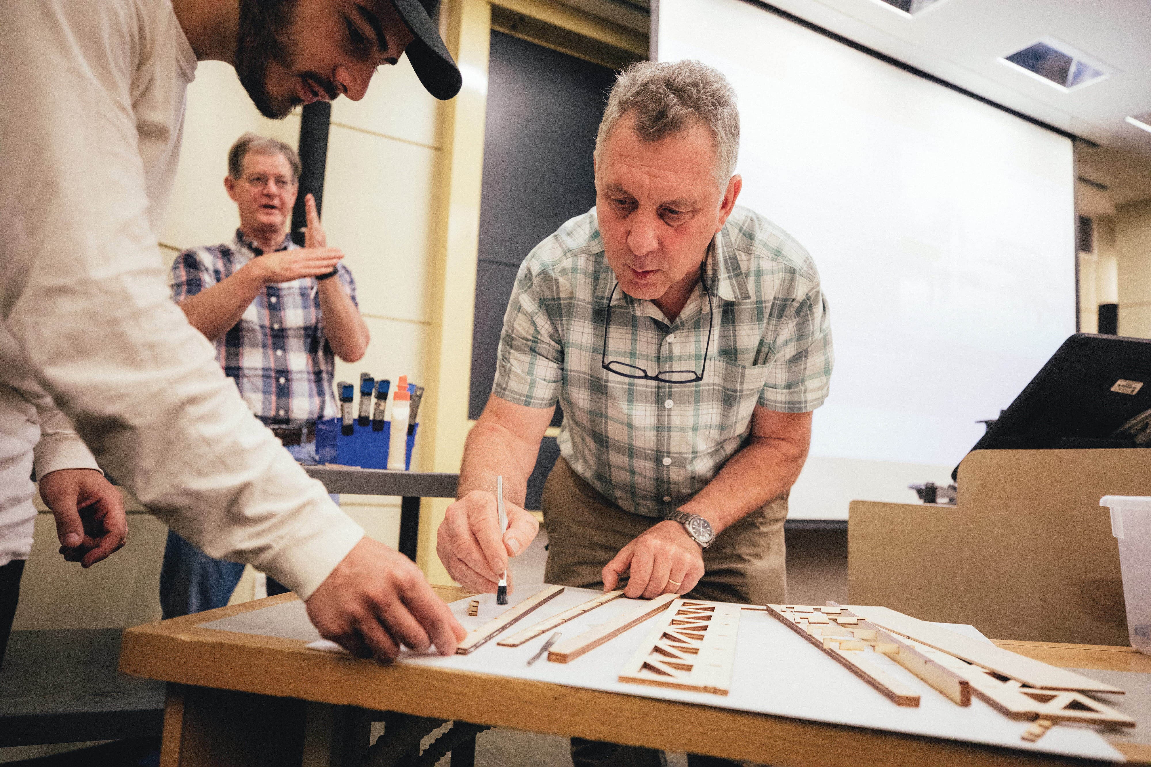 Lee Schuette works with students to show prototyping in the Mshop