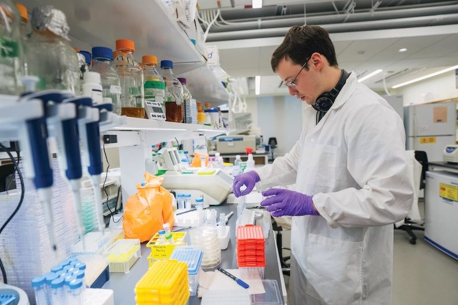 Nicholas Curtis in Jiwon Lee's Lab