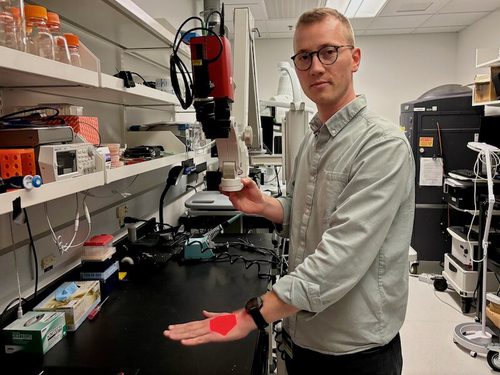 Dartmouth Engineering Professor Arthur Petusseau works with the Pressure-Enhanced Sensing of Tissue Oxygenation (PRESTO) camera in his lab.